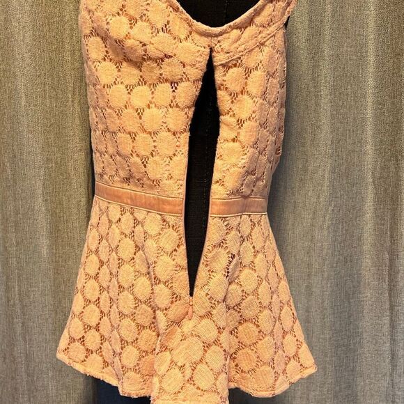 Forever 21 Women's Peach Open Back Sleeveless Lined Lace Peplum Blouse - Picture 5 of 7